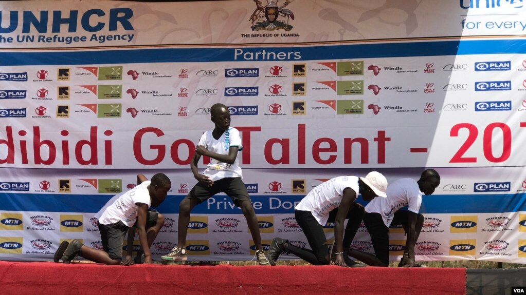 A group of South Sudanese youth participating in the Bidibidi got talent 2017 show in Yumbe, Uganda, Dec. 16, 2017. (H. Athumani/VOA)