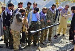 Milisi setia Ahmad Massoud mengikuti latihan di Provinsi Panjshir, Afghanistan, 30 Agustus 2021. (Foto: AP)