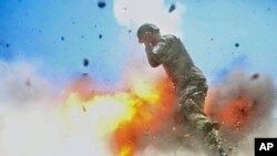 Un soldat afghan à côté du feu d’un mortier lors d’un exercice à Laghman, Afghanistan, 2 juillet 2013.