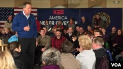 Republican presidential candidate John Kasich answers Debbie Repson's question at a town hall event in New Hampshire, Feb. 8, 2016. (K. Gypson/VOA)