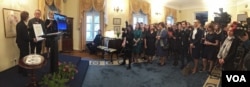 Посол США Марі Йованович вручає відзнаку батькові Каті Гандзюк