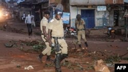 Des policiers sur une route à Kampala, Ouganda, 17 octobre 2017.