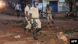 Des policiers anti-émeutes patrouillent après avoir dispersé des manifestants à Kampala, Ouganda, 17 octobre 2017.