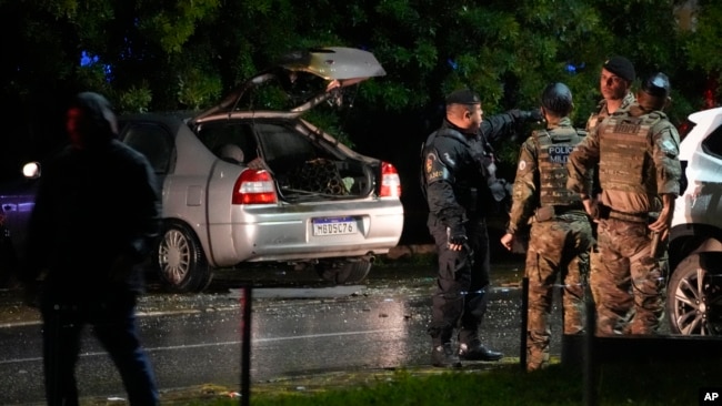 La policía inspecciona un vehículo afuera de la Corte Suprema en Brasilia, Brasil, luego de una explosión, el miércoles 13 de noviembre de 2024. (Foto AP/Eraldo Peres).