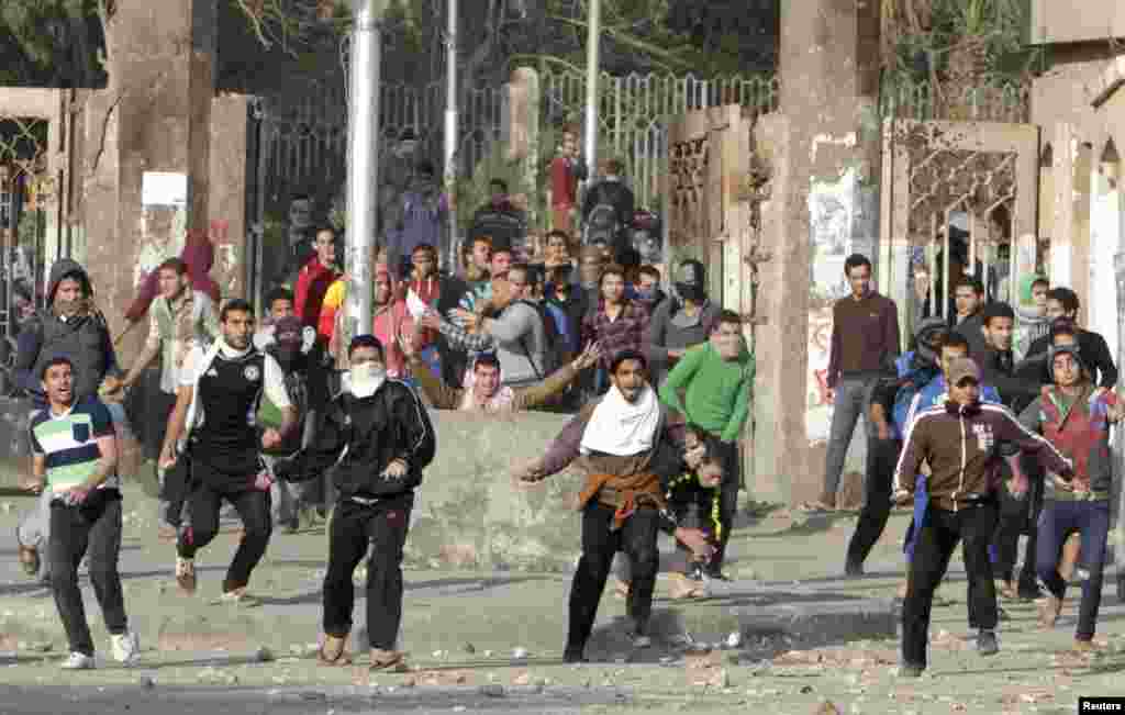 Students of Al-Azhar University, who are supporters of the Muslim Brotherhood and deposed Egyptian President Mohamed Morsi, clash with riot police and residents in Cairo's Nasr City, Jan. 8, 2014. 