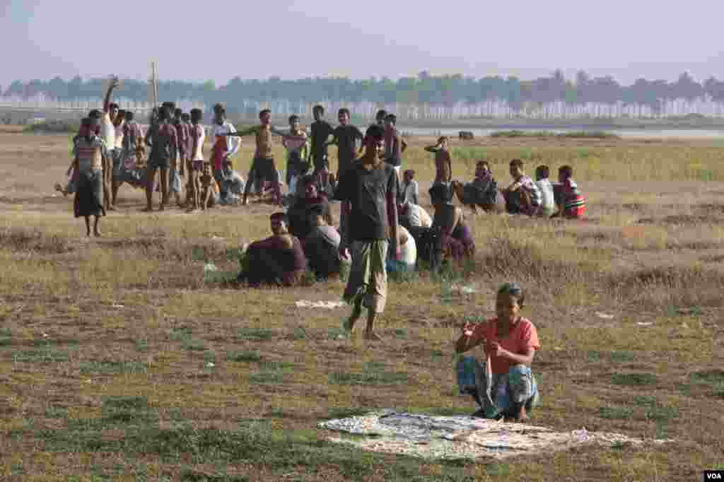 ریاست راکین میں واقع ایک پناہ گزین کیمپ کے باہر روہنگیا مسلمان جمع ہیں