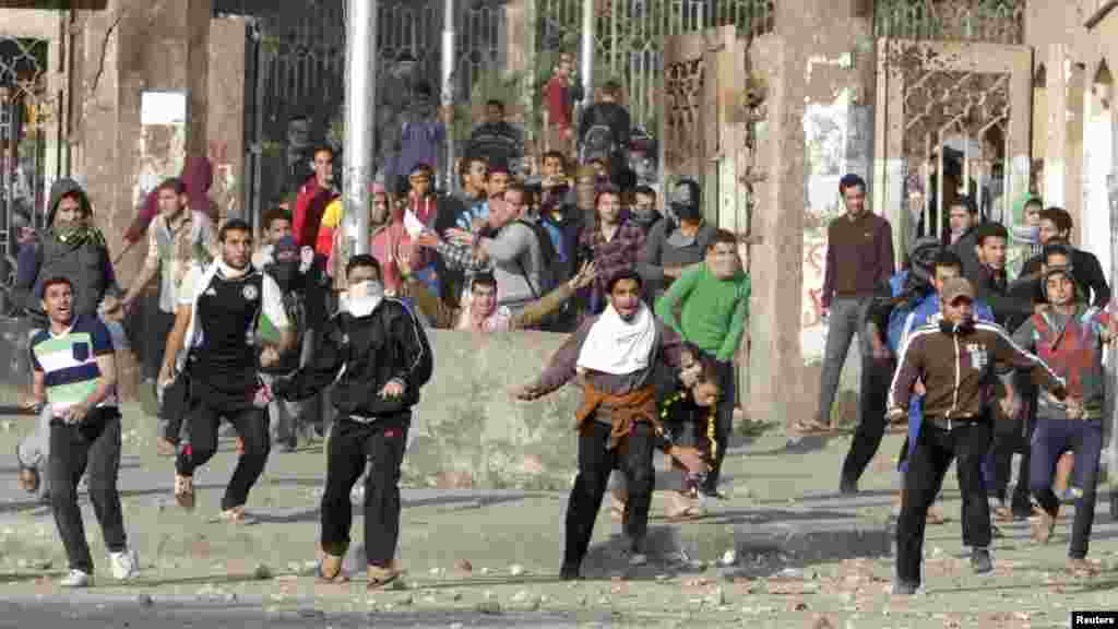 Students of Al-Azhar University, who are supporters of the Muslim Brotherhood and deposed Egyptian President Mohamed Morsi, clash with riot police and residents in Cairo's Nasr City, Jan. 8, 2014. 