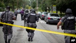 La policía cerró varias calles cercanas a la escuela, mientras decenas de padres se apresuraron a llegar al sitio en busca de sus hijos.