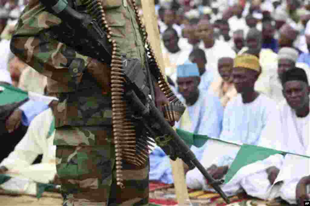 Des soldats nigérians montent la garde pendant la célébration de l&#39;Aïd al-Fitr à Maiduguri, au Nigeria, jeudi 8 août 2013. (AP Photo / Dimanche Alamba, File) 