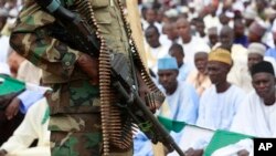 Des soldats nigérians montent la garde pendant les célébrations de l'Aïd al-Fitr à Maiduguri, au Nigeria, jeudi 8 août 201.