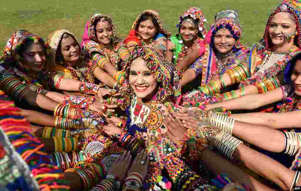 نفر وسط &laquo;آبا شاه&raquo; به همراه رقصنده های گروه&zwnj;اش دختران هندی هستند که خود را برای یک فستیوال سنتی هند به نام ناوراتری آماده می کنند، فستیوالی که ۹ شب و ده روز برگزار می شود.