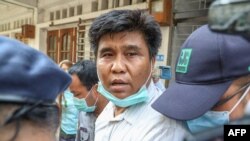 မှတ်တမ်းဓါတ်ပုံ- Voice of Myanmar သတင်းဌာနတည်ထောင်သူလည်းဖြစ်၊ အယ်ဒီတာချုပ်လည်းဖြစ်တဲ့ ကိုနေလင်းကို ၂၀၂၀ မတ်လ ၃၁ ရက်နေ့က တရားရုံးထုတ်စဉ် 
