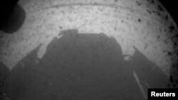 美国宇航局（NASA）“好奇号” （Curiosity） 2012年8月5日登陆火星后发回的首批图像之一。