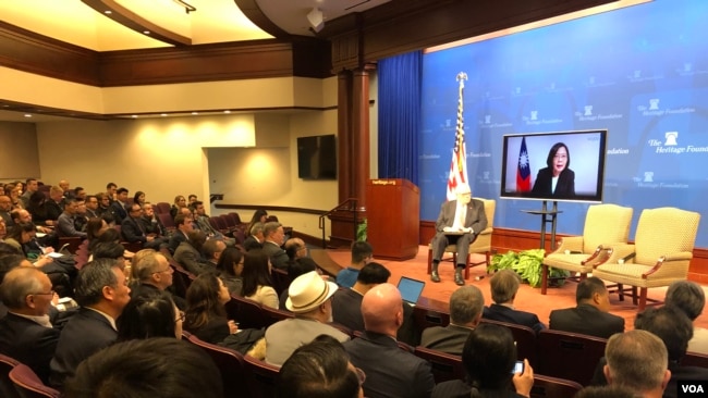 台湾总统蔡英文2019年3月27日从过境地点夏威夷通过视讯对美国智库传统基金会发表演说（美国之音钟辰芳拍摄）