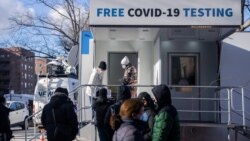 Personas hacen fila en un sitio de pruebas de COVID-19 en Queens, Nueva York, el 23 de diciembre de 2021.