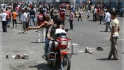 یک موتورسوار یکی از زخمی شدگان در زد و خورد با نیروهای امنیتی را از صحنه خارج می کند. تعز - یمن ۲۱ سپتامبر ۲۰۱۱