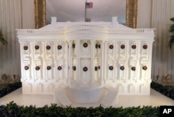 Una réplica de la Casa Blanca hecha con galletas de jengibre.
