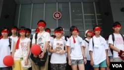 香港民間反對國民教育科大聯盟發起的「蒙眼遊行」，以香港特區政府總部為終點