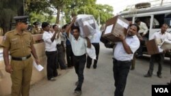 Polisi Sri Lanka mengawasi para petugas pemilu membawa kotak kartu suara pemilu di kota Jaffna (foto: dok).