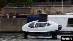 El taxi acuático Bubbles en el río Sena durante una demostración de la compañía SeaBubbles en París, Francia, el 16 de septiembre de 2019.