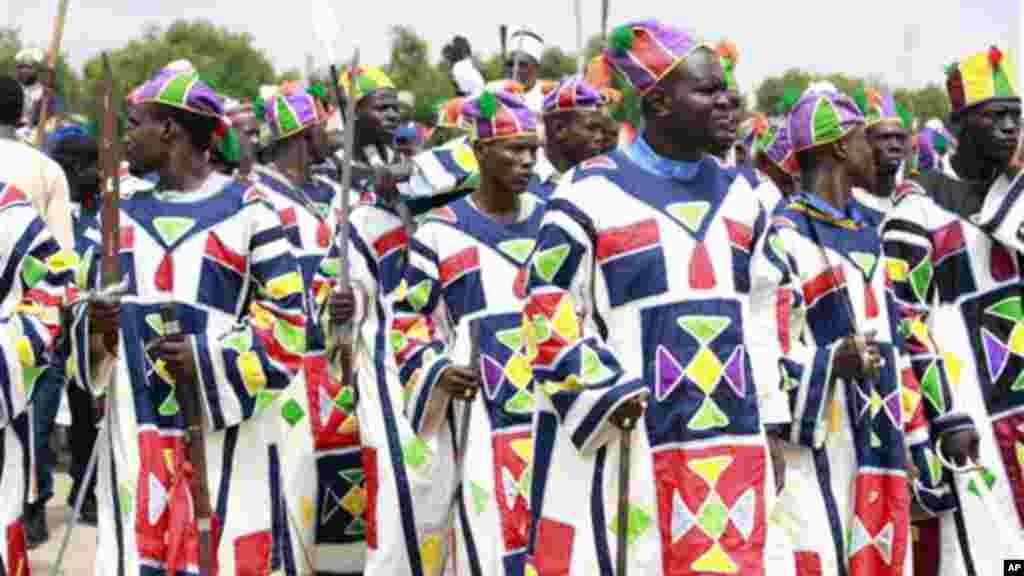 'Yan Najeriya dake arewa maso gashin kasar, mahaifar kungiyar Islama mai tsatsauran ra'ayi sun yi bikin karamar sallah ranar Alhamis da addu'o'i cikin murna da annashuwa da gaisuwar bangirma da jama'a fiye da 10,000 suka kaiwa Shehun Borno a fadarsa. 