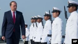 Menteri Imigrasi Peter Dutton saat melakukan kunjungan di Port Klang, Malaysia (foto: dok).