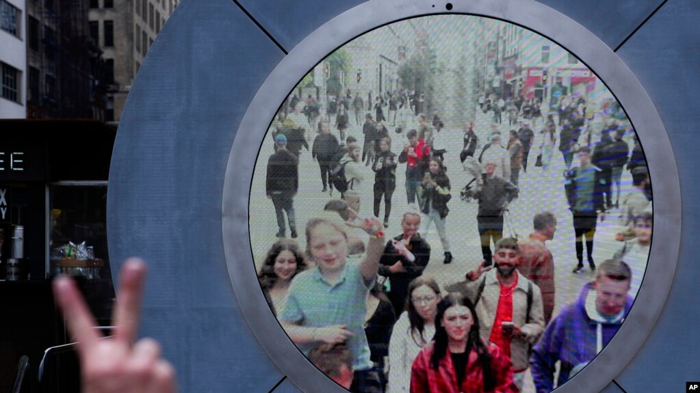 El “Portal”, que comunica por videoenlace a las ciudades de Nueva York y Dublín, visto desde el lado neoyorquino, el 14 de mayo de 2024.