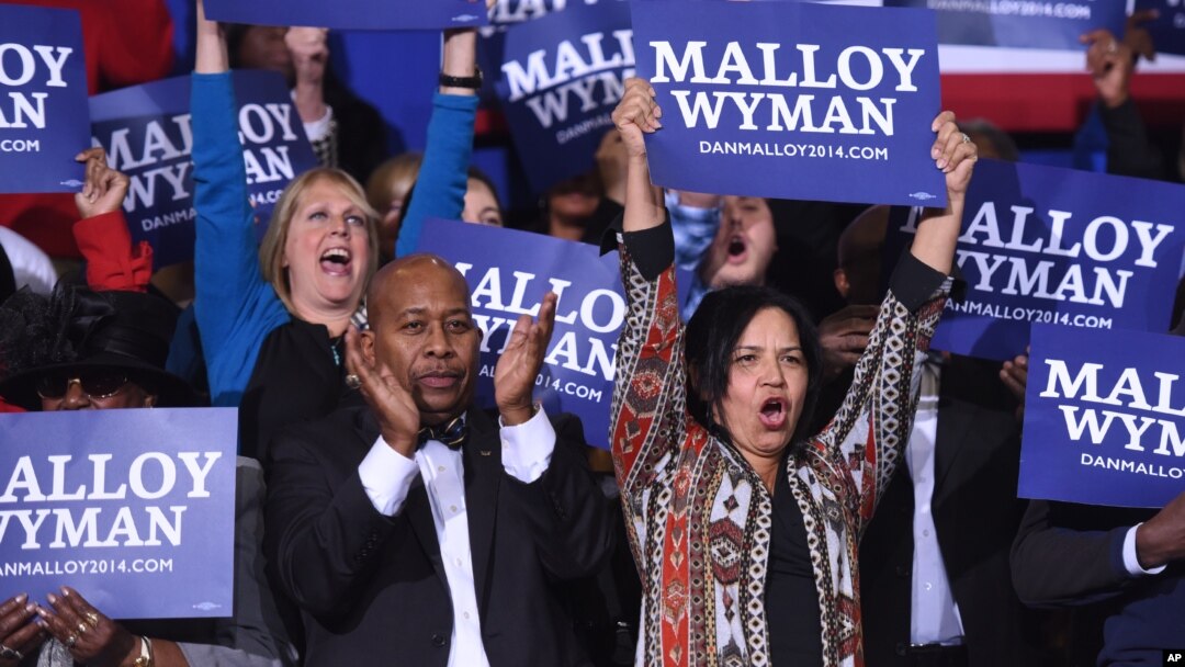 Para pendukung Demokrat di kota Bridgeport bersorak saat Presiden Obama memberikan pidato kampanye untuk mendukung kandidat Demokrat pada pemilihan Gubernur negara bagian Connecticut (2/11).