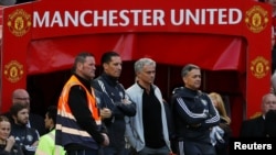 Manajer Manchester United, Jose Maurinho, bersama pelatih lain setelah pertandingan antara Manchester United melawan Watford di Stadion Old Trafford, Manchester, Inggris, 13 Mei 2018.
