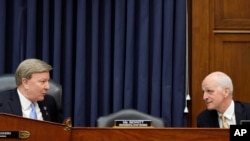 资料照片：美国国会众议院军事委员会主席麦克·罗杰斯（左）与委员会首席民主党成员亚当·史密斯（右）2023年4月28日在国会山一场针对2024年美国海军预算的听证会上交谈。（美联社）