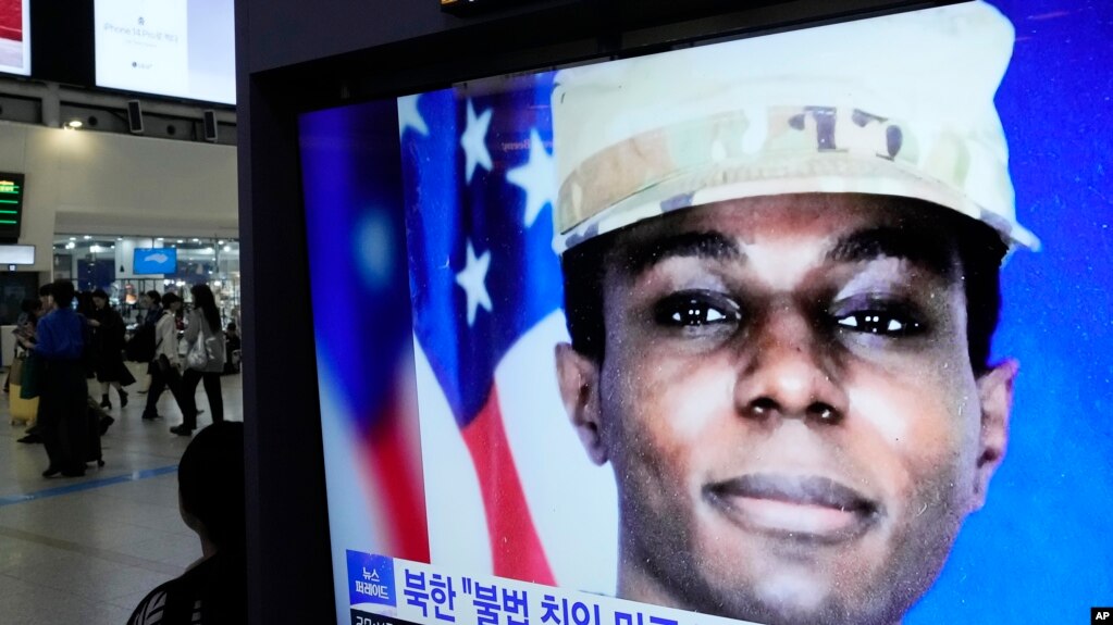 韩国首尔一家火车站正在播放美国军人特拉维斯·金的新闻报道。（2023年9月27日）(photo:VOA)