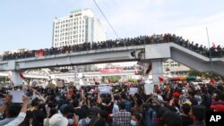 8일 미얀마 양곤 도심에소 군부 쿠데타에 반대하는 대규모 시위가 열렸다.