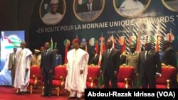 Les présidents nigérien Mahamadou Isoufou, ivoirien Alassane Ouattara, ghanéen Nana Akufo Ado, nigérian Muhammadu Buhari et togolais Faure Gnassingbé, lors du sommet de la Cédéao, à Niamey, Niger, 24 octobre 2017. (Abdoul-Razak Idrissa)