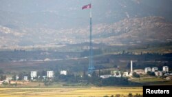 Bendera Korea Utara terlihat di atas menara dekat desa Panmunjom di Zona Demiliterisasi (DMZ) yang memisahkan Korea Utara dan Selatan, sekitar 55 km sebelah utara Seoul.