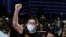 民主黨議員林卓廷（圖中）2020年7月在香港西九龍裁判法院因反政府抗議活動獲准保釋後的反應。（路透社資料照片）