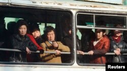 북한 평양에서 지난 12일 버스에 탄 주민들. (자료사진)