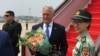 2018年6月26日，时任美国国防部长吉姆·马蒂斯（Jim Mattis）抵达中国北京机场时接受中国军人献花。 （路透社照片）