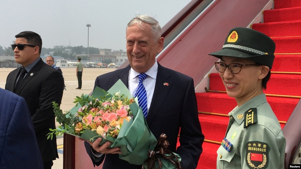 2018年6月26日，时任美国国防部长吉姆·马蒂斯（Jim Mattis）抵达中国北京机场时接受中国军人献花。 （路透社照片）(photo:VOA)