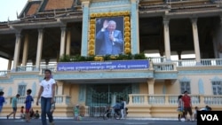 Cambodians gather with their families and friends in front of the Royal Palace located along Sisowath Quay in Phnom Penh, October 13, 2015. It's to commemorate the third anniversary of the late King Norodom Sihanouk, who passed away in Beijing on October 15, 2012. ( Leng Len/ VOA Khmer)