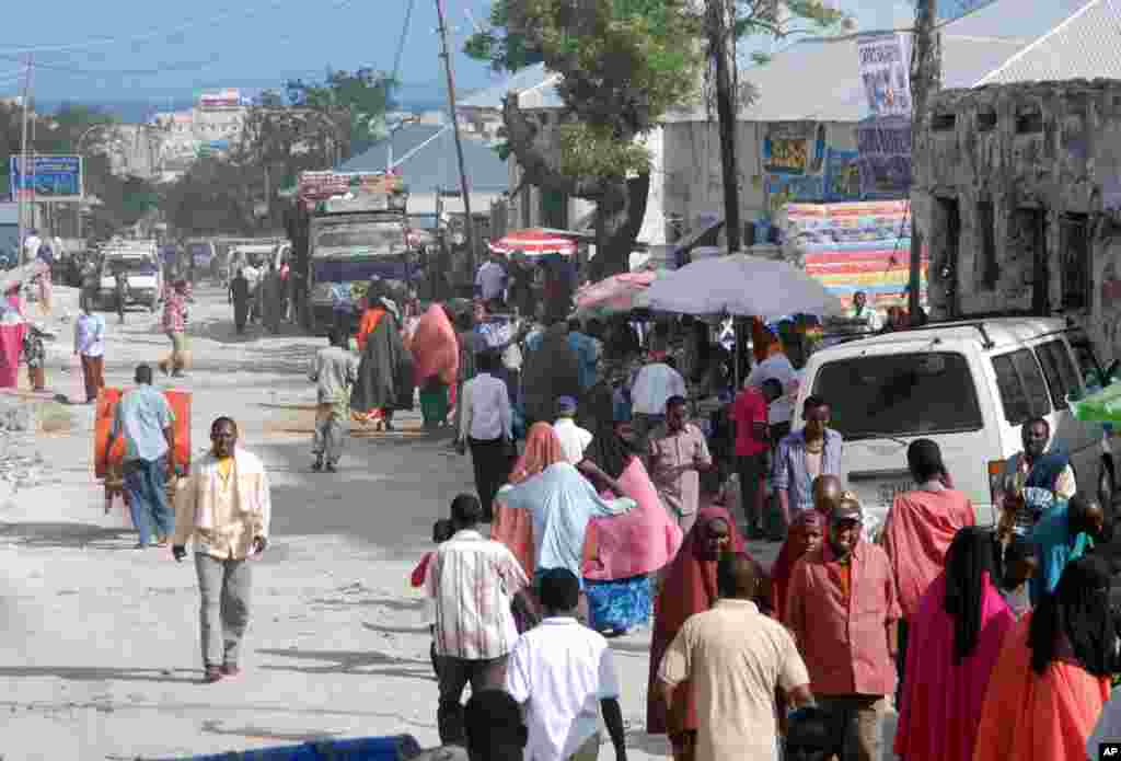 Bakara Market, April 2011. (Pete Heinlein/VOA)