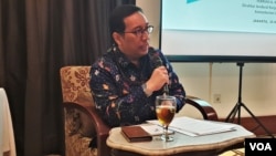 Dirjen Kerja Sama Multilateral Kementerian Luar Negeri Febrian Ruddyard memberikan penjelasan kepada media di Menteng, Jakarta 28 Maret 2019. (Foto: VOA/Sasmito)