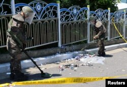 Dua tentara Korea Selatan memeriksa berbagai benda termasuk yang tampak seperti sampah dari balon yang diyakini dikirim oleh Korea Utara, di Incheon (2/6).