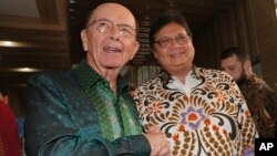 Menteri Perdagangan (Mendag) AS Wilbur Ross (kiri) berjabat tangan dengan Menko Perekonomian RI, Airlangga Hartanto di Jakarta, 6 November 2019. 