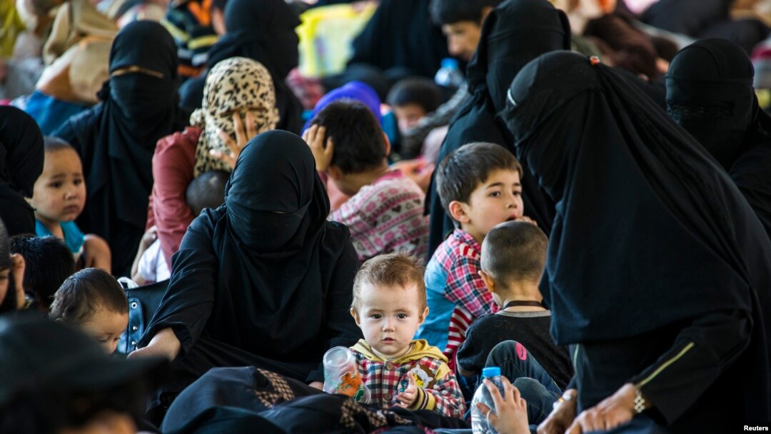 Bir yil oldin Tailandda 350 dan ziyod qochoq uyg'ur ushlangan va shundan beri hukumati Xitoy va Turkiya bilan muzokara qilib keladi. 180 nafari, asosan, ayollar va bolalar Turkiyaga ketishga ruxsat olgan. Lekin 50 dan ziyodi hanuz Bangkok qamoqxonasida qolayapti.