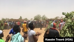 Les habitants de Koundougou, au Mali, le 20 mai 2018. (VOA/Kassim Traoré)