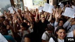 Los estudiantes se manifestaron en Venezuela contra la Ley Habilitante, una medida extraordinaria que ahora Chávez dice que no devolverá.