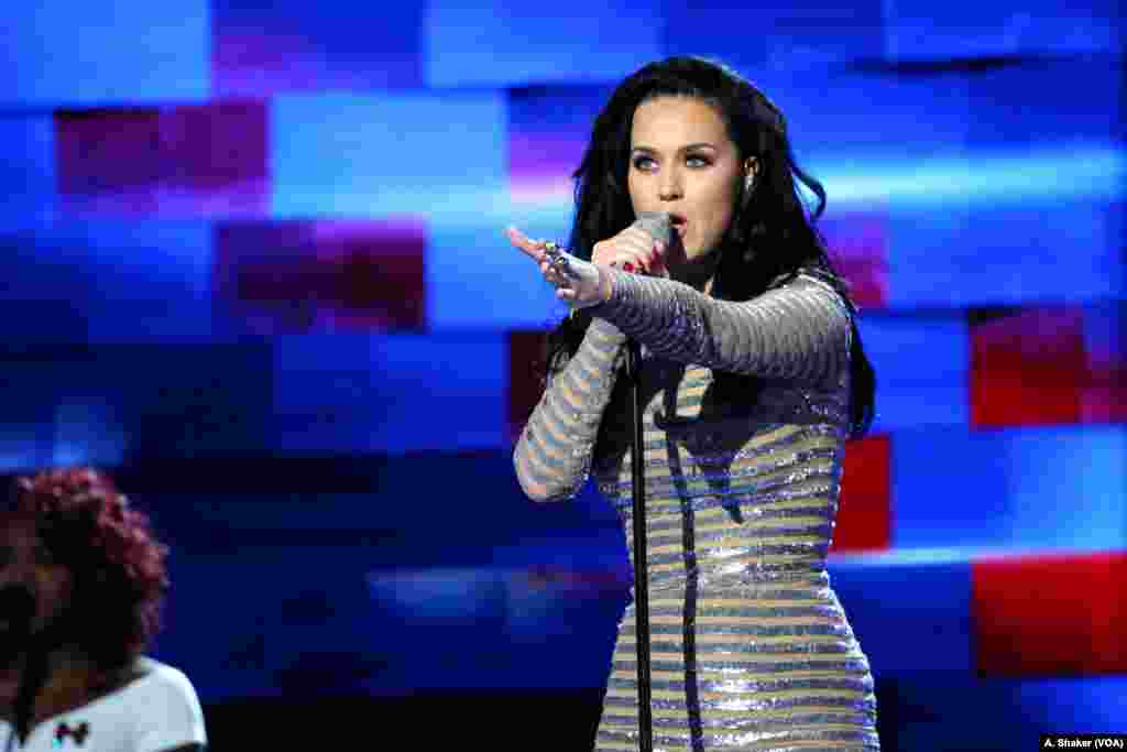 Katy Perry sings to the Democratic National Convention in Philadelphia, July 28, 2016. (A. Shaker/VOA)