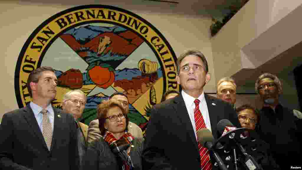 Carey Davis, le maire San Bernardino, au centre, parle aux journalistes après une réunion du conseil municipal d&#39;urgence sur la fusillade, San Bernardino, Californie, 2 décembre 2015. &nbsp;