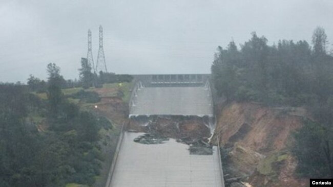 Ya el domingo en la noche el agua del lago Oroville no estaba sobrepasando la barrera superior del escape de emergencia de la represa, gracias a los esfuerzos de la agencia de manejo de agua de California.