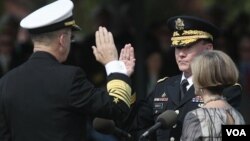 Upacara serah terima jabatan Ketua Gabungan Kepala Staf Militer AS, dari Laksamana Mike Mullen (kiri) kepada Jenderal Martin Dempsey (kanan) yang dilangsungkan di Ft. Myer, Arlington, Virginia (30/9).